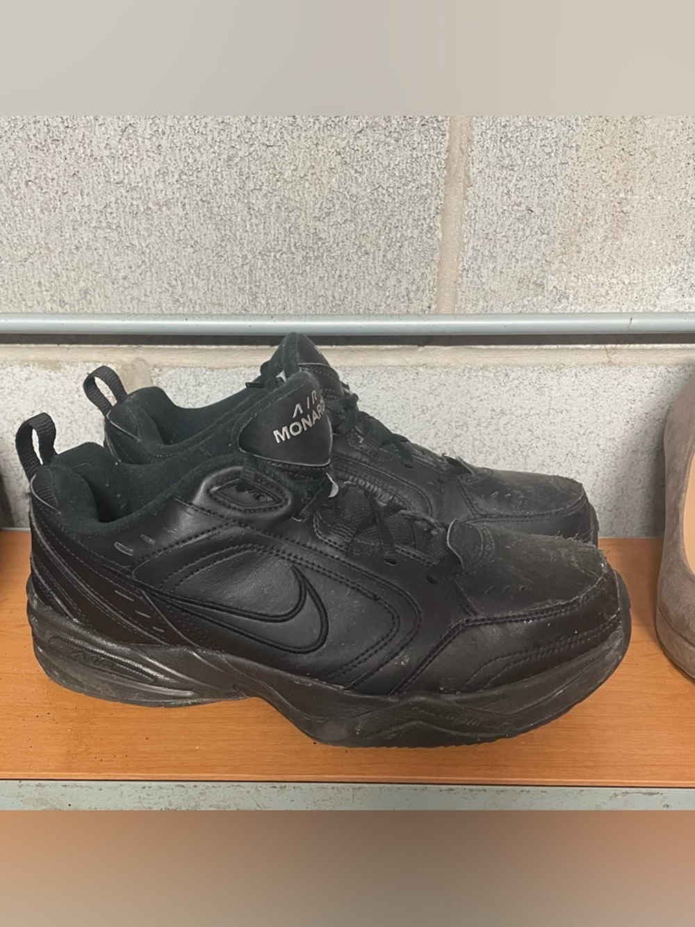 Nike Men's Black Low-Top Athletic Sneakers used size 10